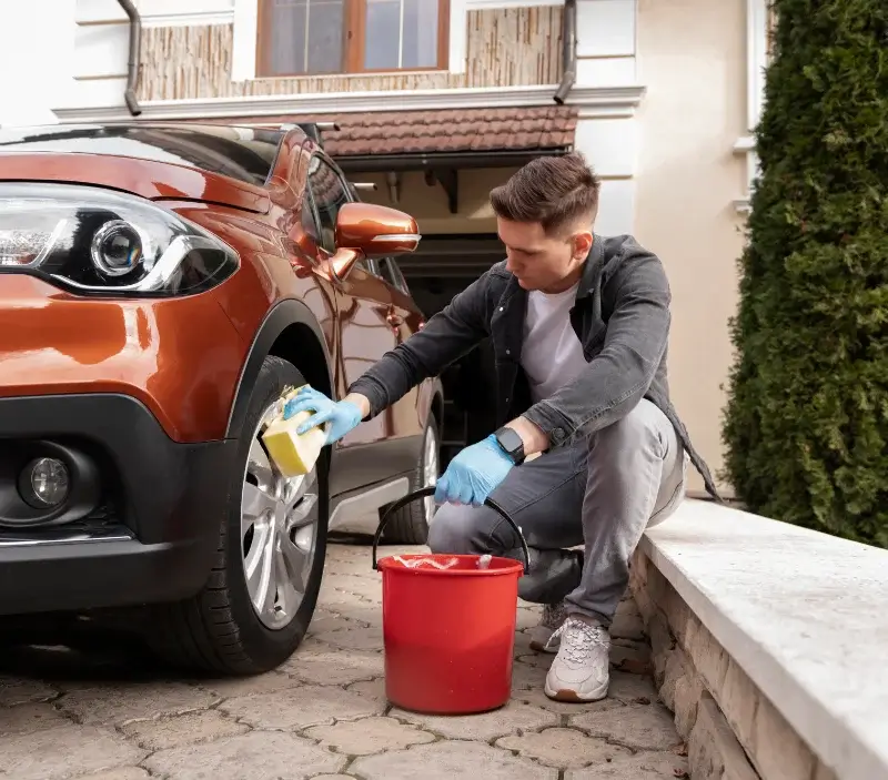 Lavage auto à domicile Huppy : professionnel intervenant sur un véhicule